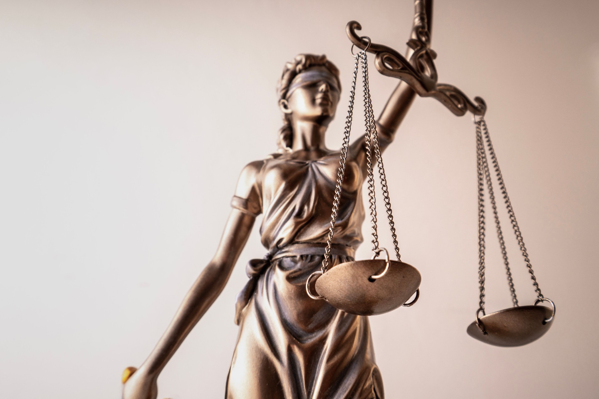 Concept de droits légaux Statue de Dame Justice tenant la balance de la justice
