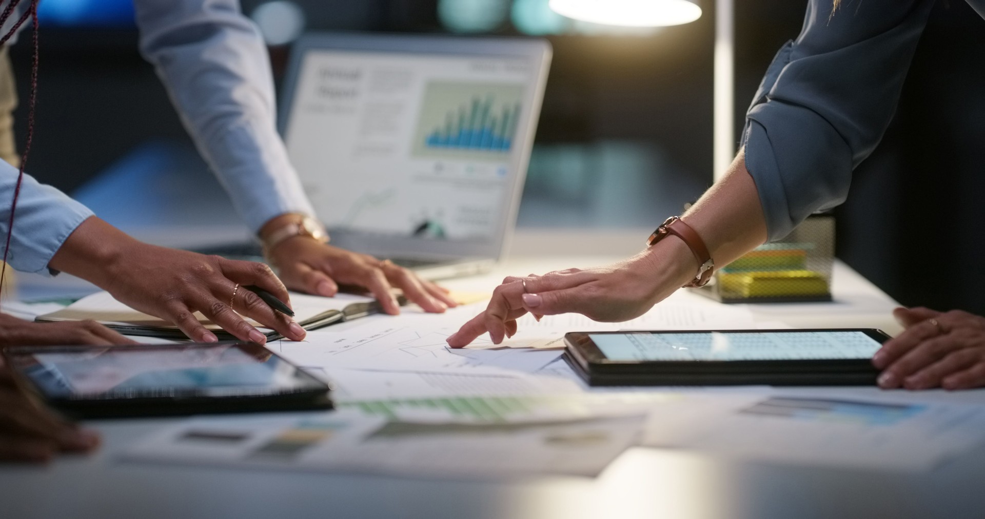 Personnes, graphiques de réunion et de nuit ou analyse de données d’ordinateur portable, pour la recherche de statistiques, le rapport budgétaire ou le travail d’équipe. Affaires, mains de groupe et documents, paperasse ou écran d’ordinateur pou